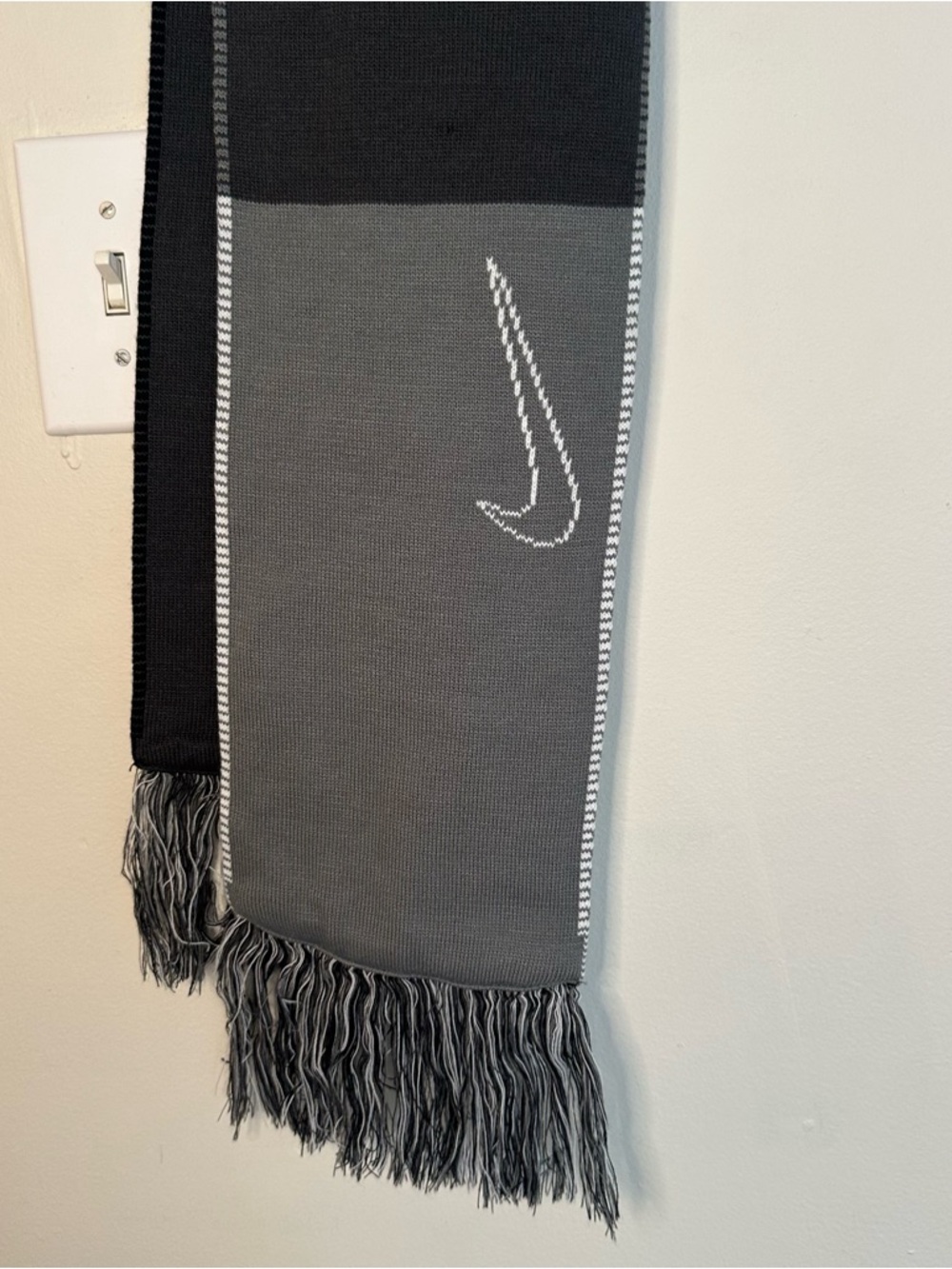 Nike Swoosh Unisex L/XL Gray Black & White Colorblock Knit Fringe Scarf Y2K